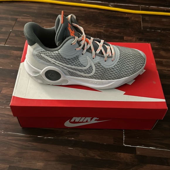Nike basketball shoes - Picture 1 of 5